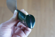 Charger l'image dans la galerie, CS208 - Couteau Japonais Santoku damas 33 couches Saji poignée verte - Lame de 18cm en acier Vg10