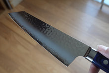 Charger l'image dans la galerie, CY215- Couteau Japonais Kiritsuke Santoku martellé Zen-Pou - Lame de 19cm en acier AUS10